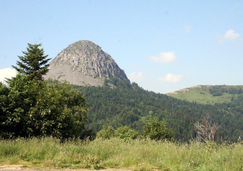 Altitude : 1551 mètres, le Mont Gerbier-de-Jonc doit sa forme à la nature pâteuse de la lave - Photos de Jocelyne Béoustés, Francis Bouyssou, Bruno Roucoules, tous droits réservés.